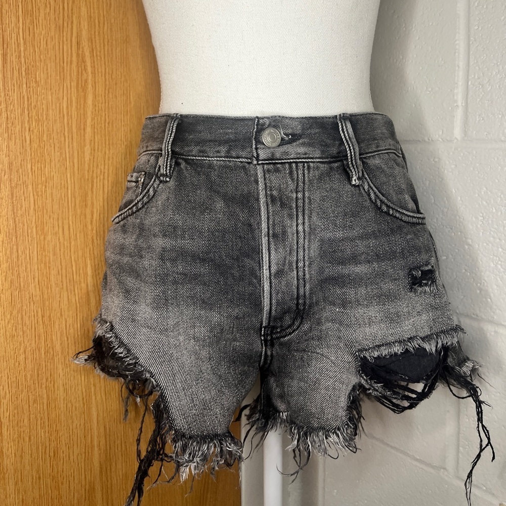 We the free loving good short. Distress w/ button fly zipper